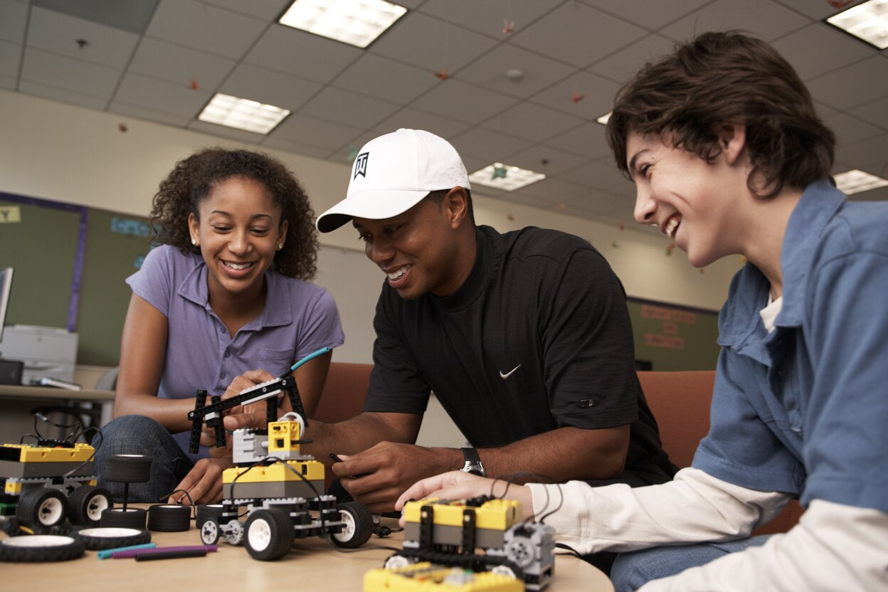 Tiger Woods working with students at the TGR Learning Lab.