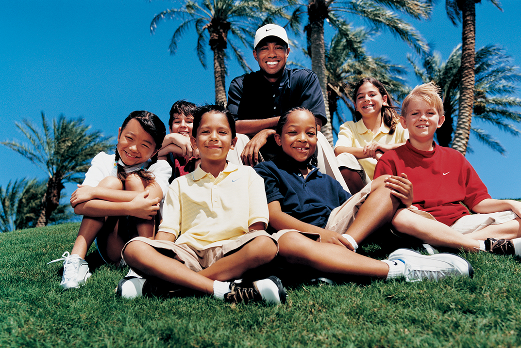 Tiger Woods with students from the TGR Foundation